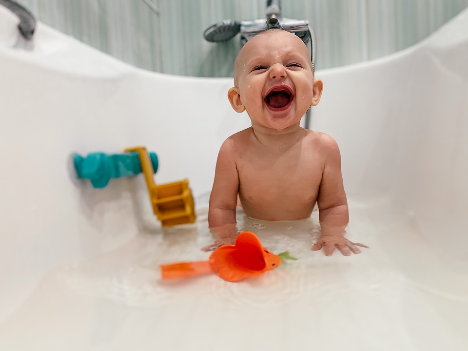 Младенец в ванной